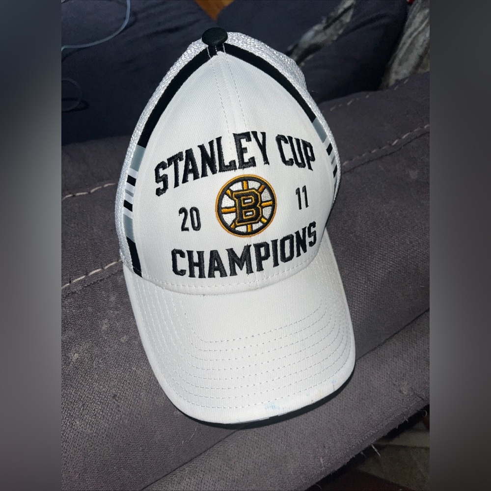 Reebok 2011 NHL Boston Bruins Stanley Cup Champions hat. GUC.